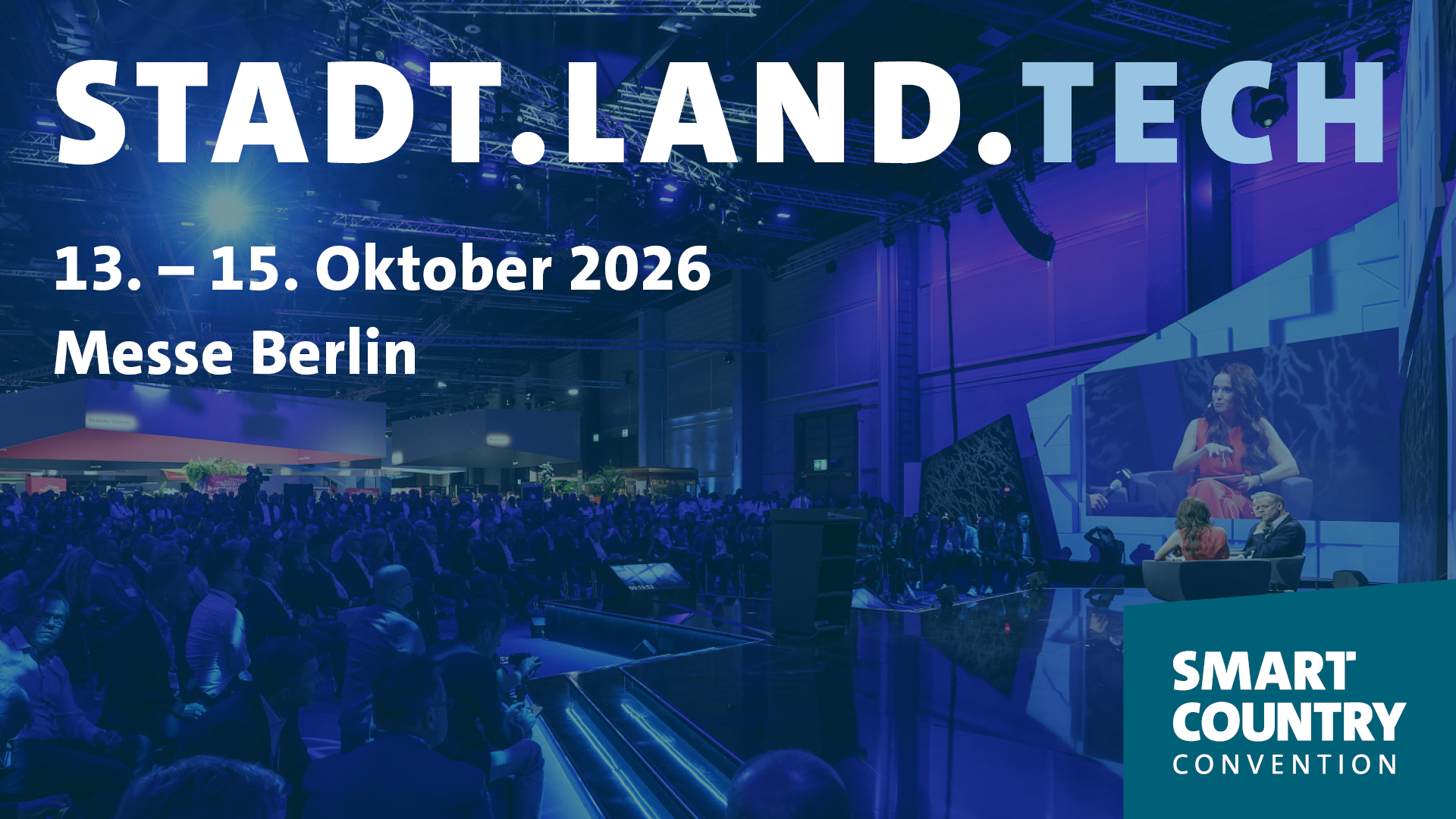 Veranstaltungsankündigung der Smart Country Convention vom 13. bis 15. Oktober 2026 in der Messe Berlin. Der Titel lautet „STADT.LAND.TECH“. Im Hintergrund ist eine blau getönte, vollbesetzte Messehalle mit Bühne und Rednern zu sehen; unten rechts platziert ist das Logo der Convention.
