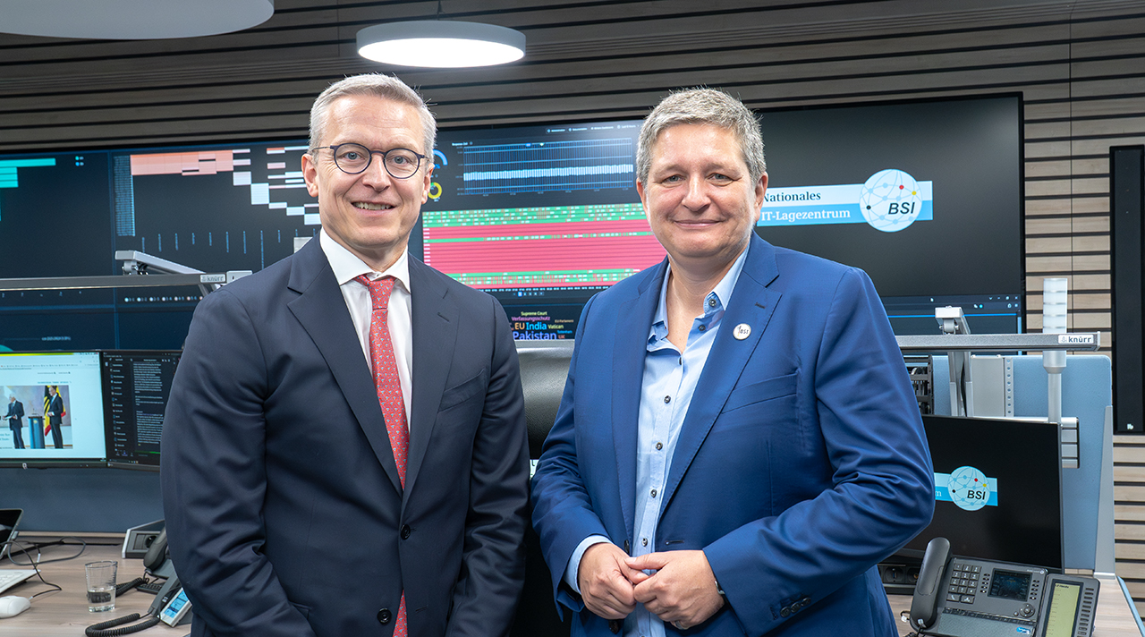 Bundesdigitalminister Dr. Karsten Wildberger und BSI-Präsidentin Claudia Plattner im Nationalen IT-Lagezentrum.
