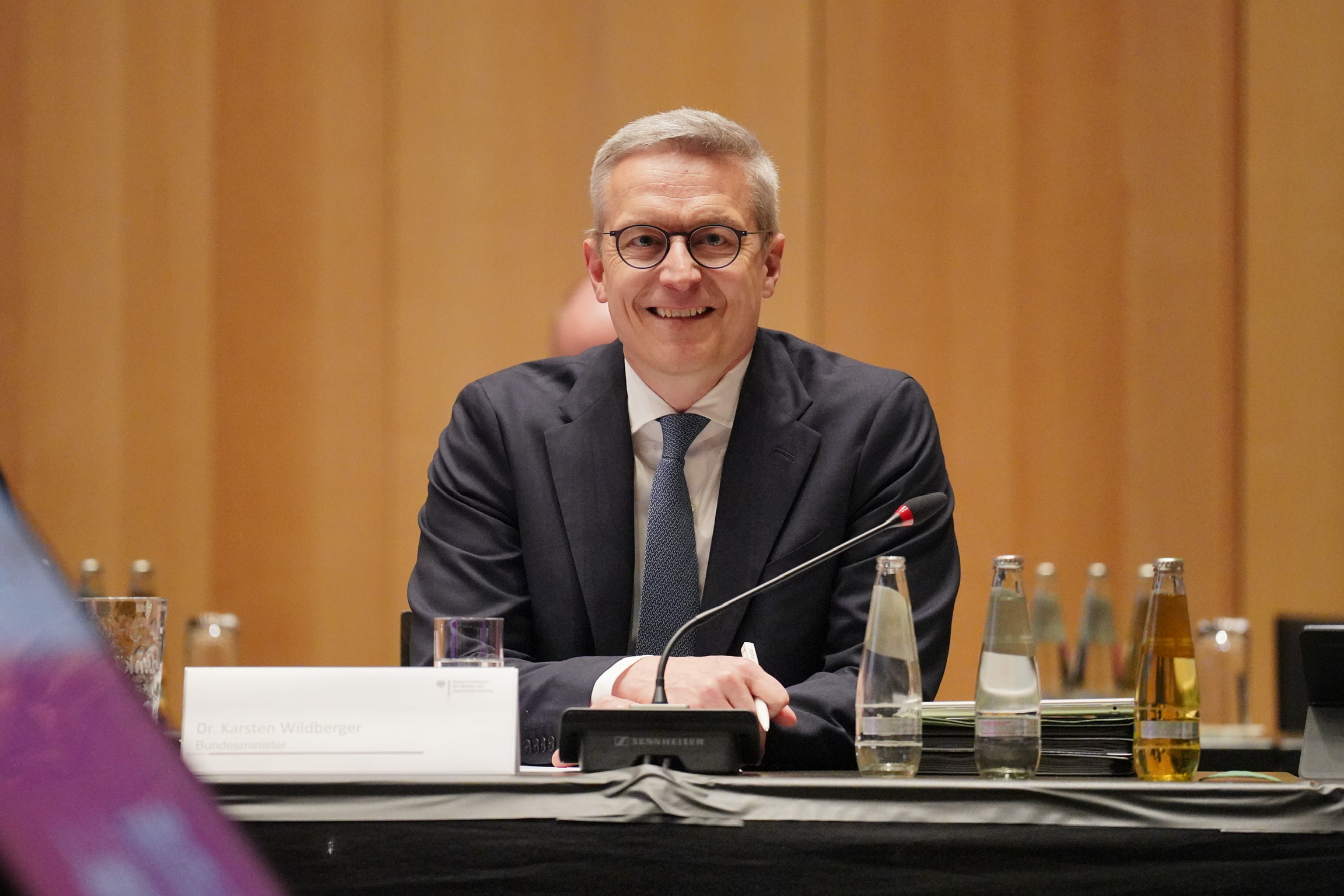 Bundesdigitalminister Dr. Karsten Wildberger sitzt an seinem Platz bei der 3. Digitalministerkonferenz.