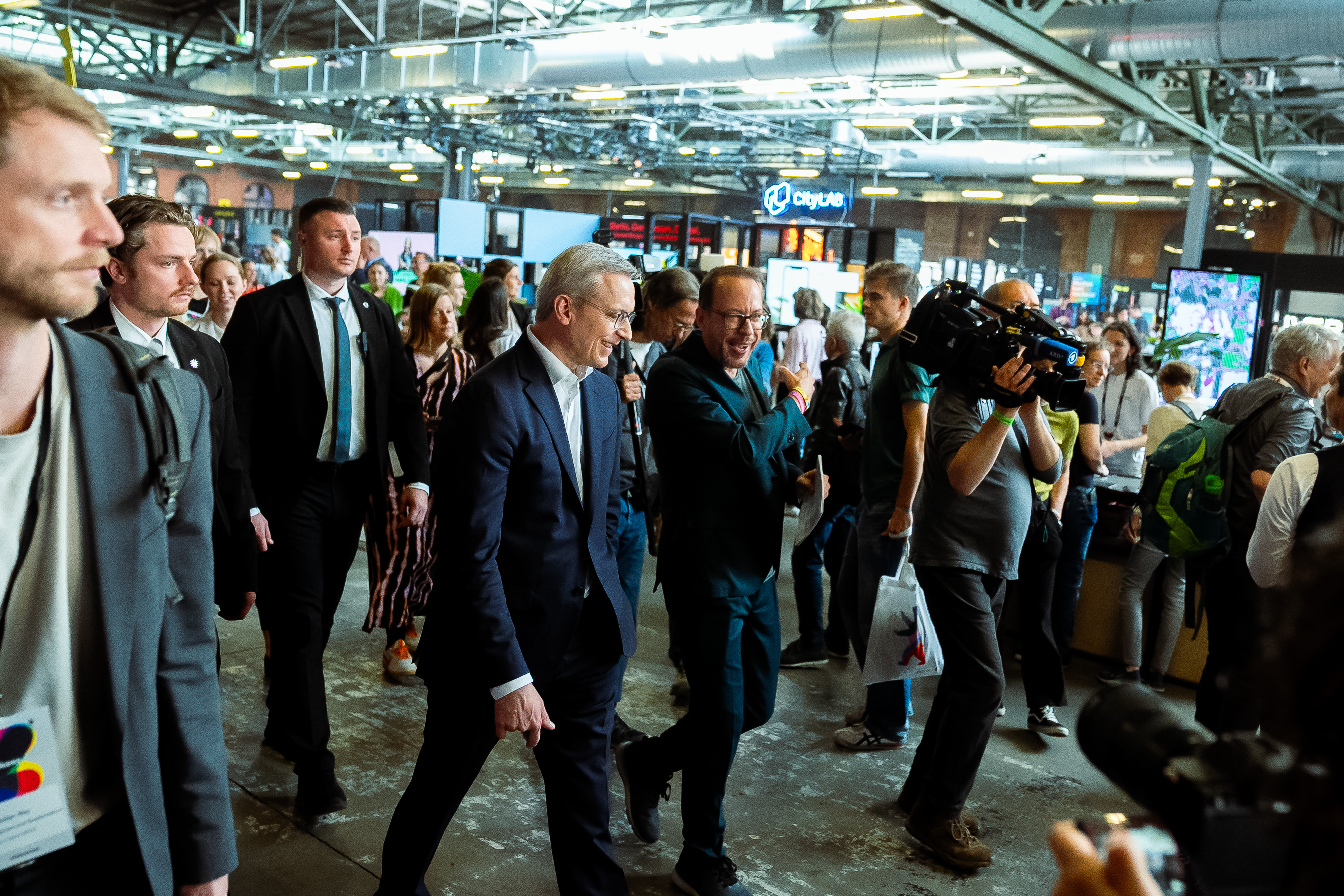 Bundesdigitalminister Dr. Karsten Wildberger beim Rundgang auf dem Messegelände der re:publica