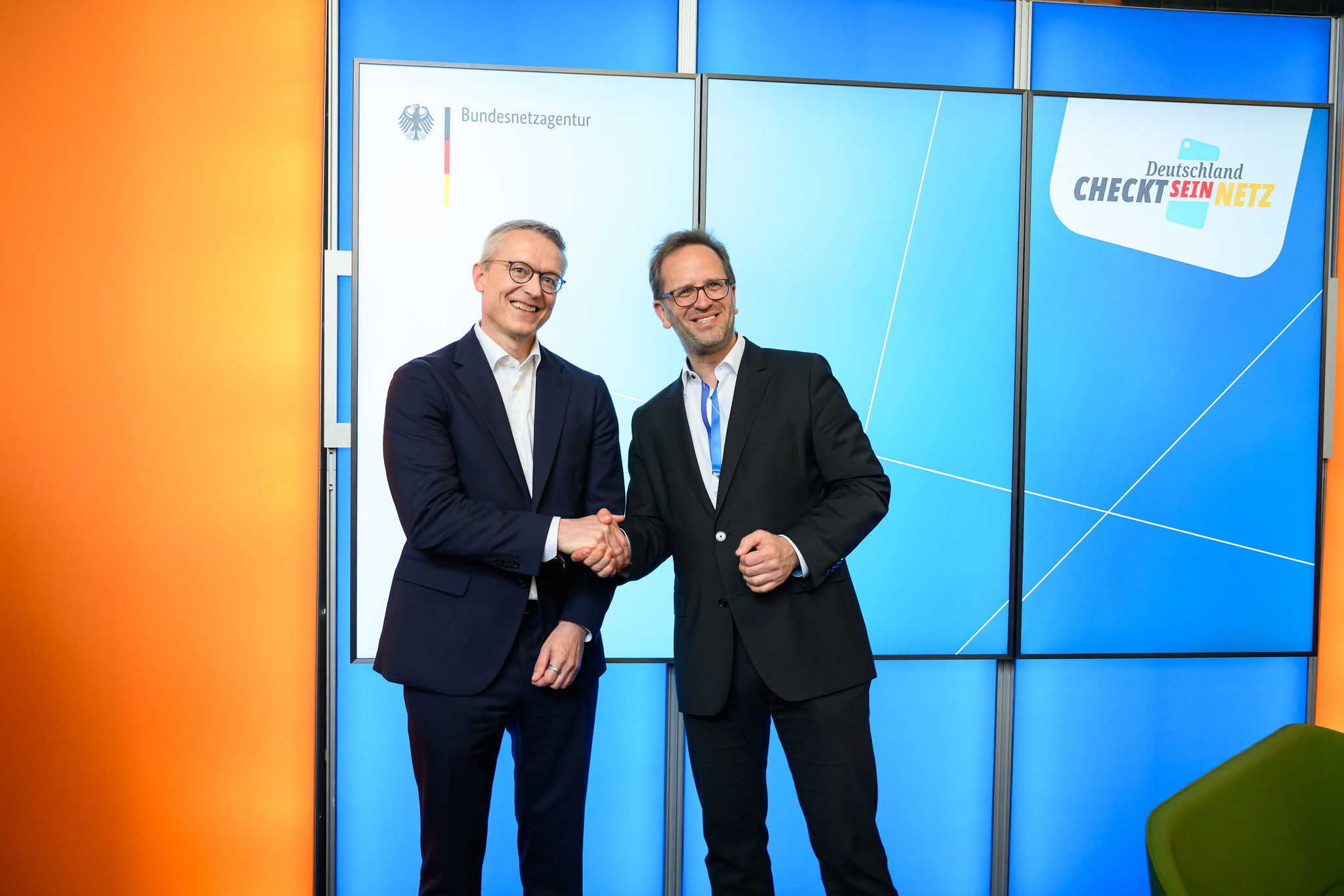 Bundesdigitalminister Dr. Karsten Wildberger beim Besuch des Messestandes der Bundesnetzagentur