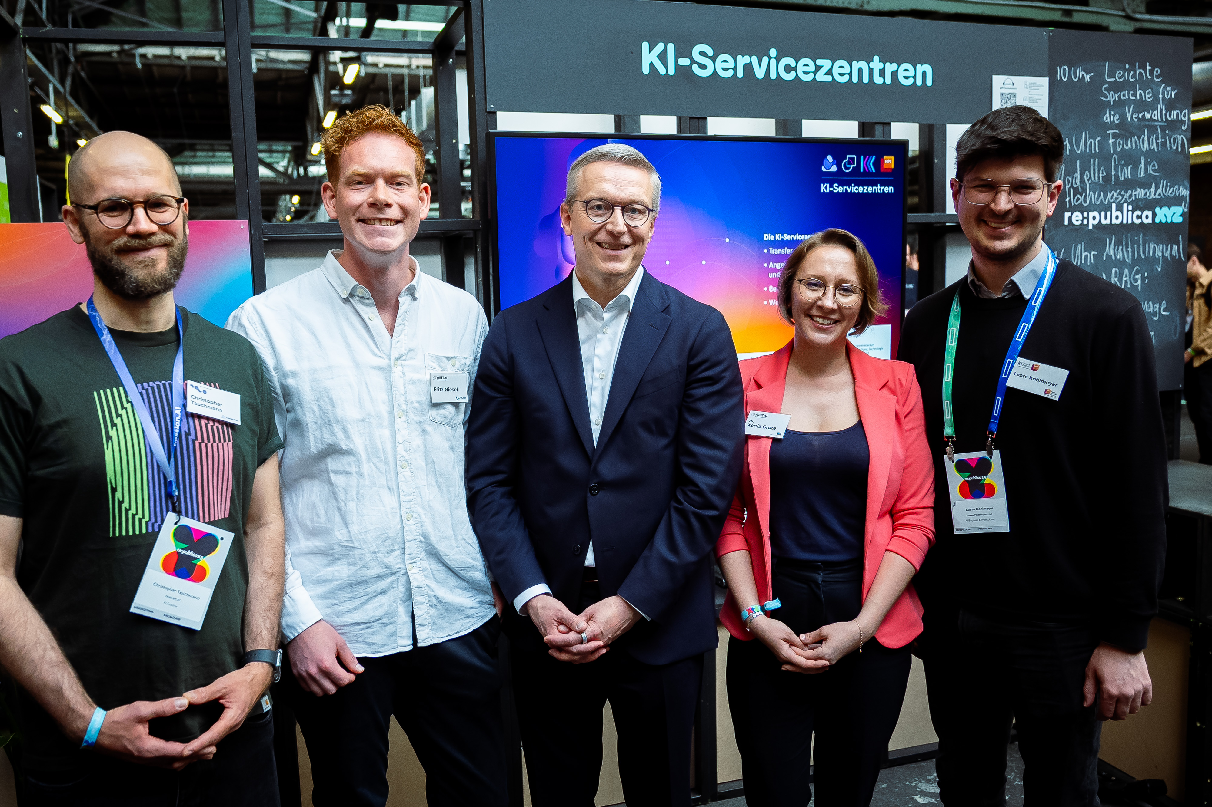 Bundesdigitalminister Dr. Karsten Wildberger beim Besuch des Messestandes der KI-Servicezentren