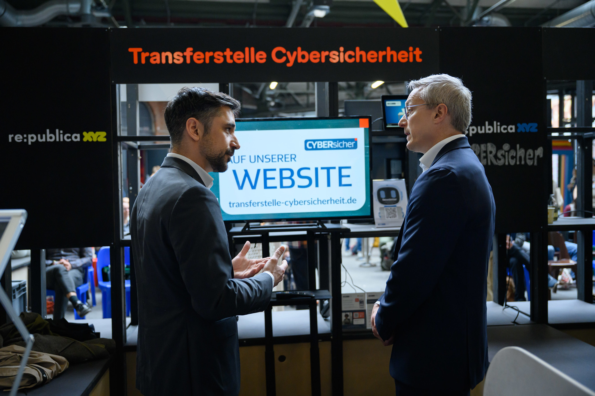 Bundesdigitalminister Dr. Karsten Wildberger beim Besuch des Messestandes „Transferstelle Cybersicherheit“