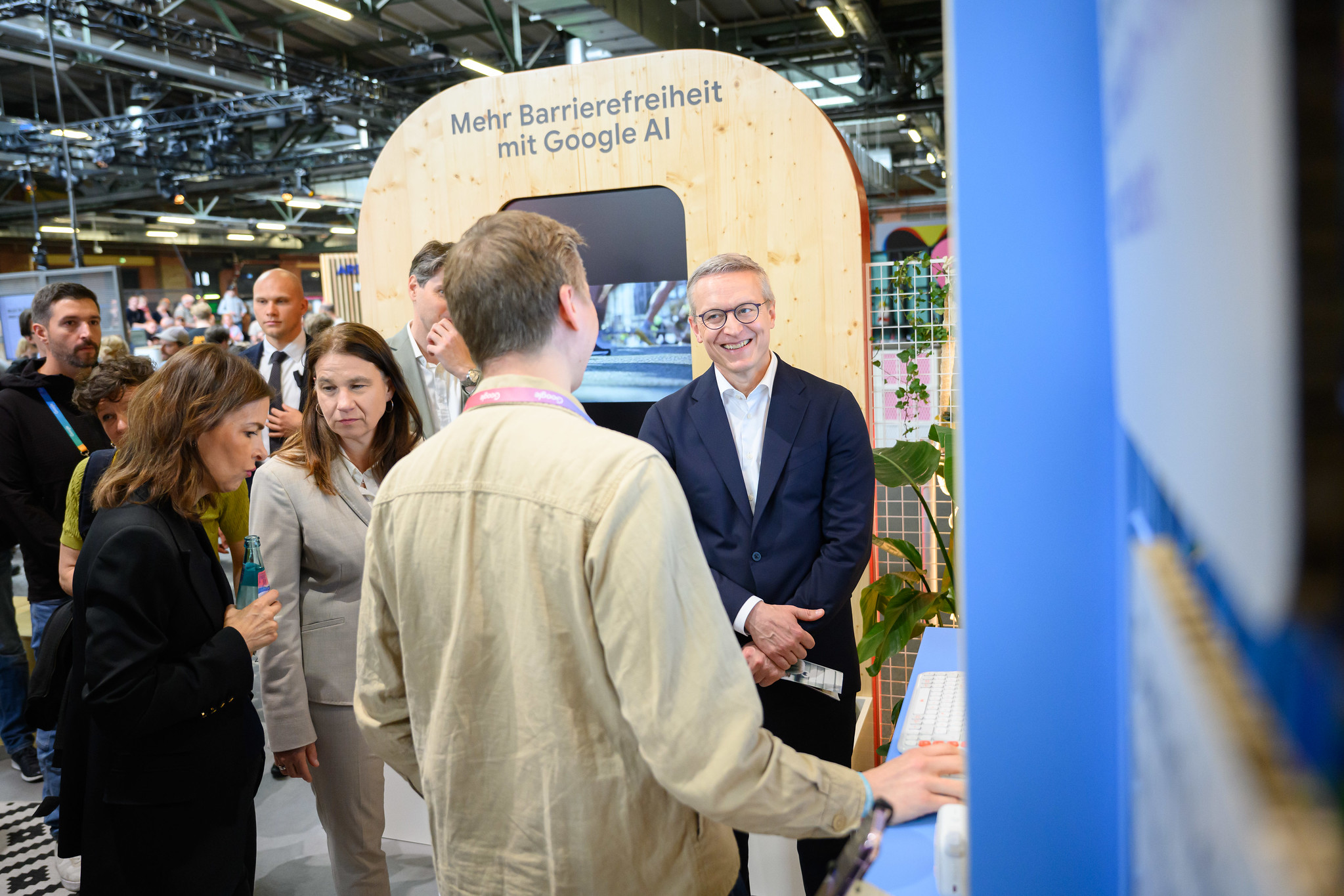 Bundesdigitalminister Dr. Karsten Wildberger beim Besuch des Messestandes von Google