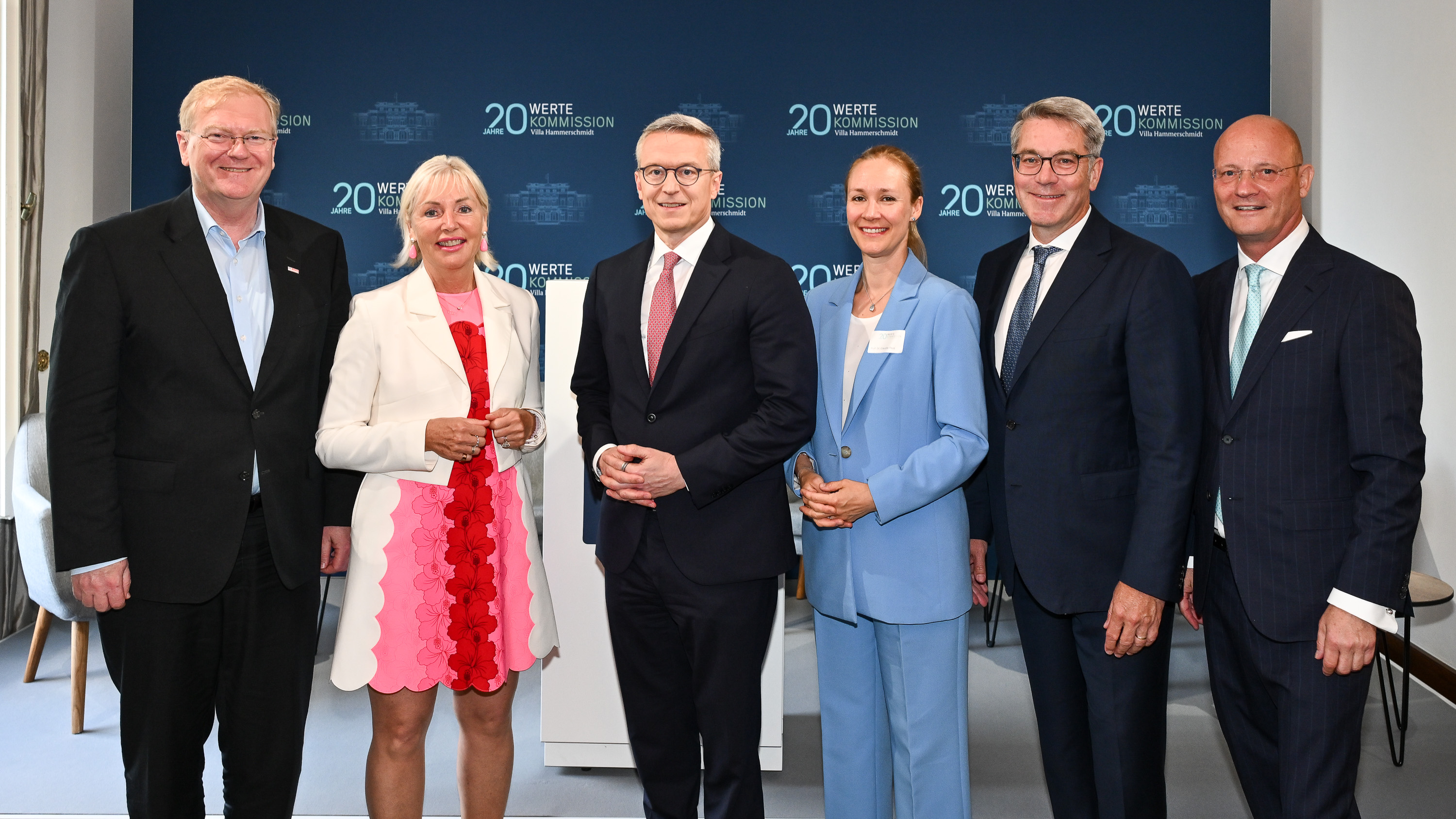 Von Links: Stefan Hartung (Vorsitzender der Geschäftsführung der Robert Bosch GmbH), Prof. Dr. Kristina Sinemus (Digitalministerin Hessen), Dr. Karsten Wildberger (Bundesdigitalminister), Prof. Dr. Claudia Peus (Vizepräsidentin der TU München), Alexander Birken (Aufsichtsratsvorsitzender Otto Group) und Sven Korndörffer (Vorstand der Wertekommission) 