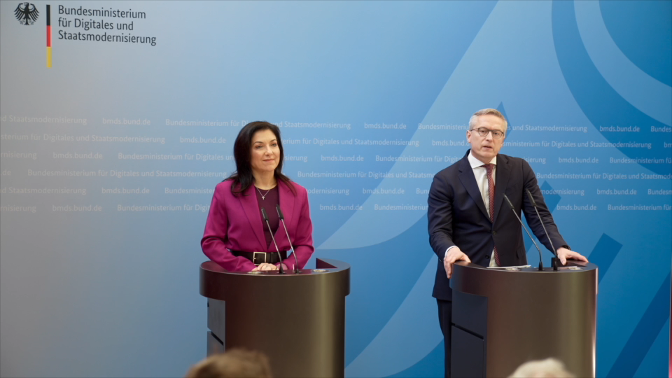 Katherina Reiche und Karsten Wildberger geben eine Pressekonferenz.
