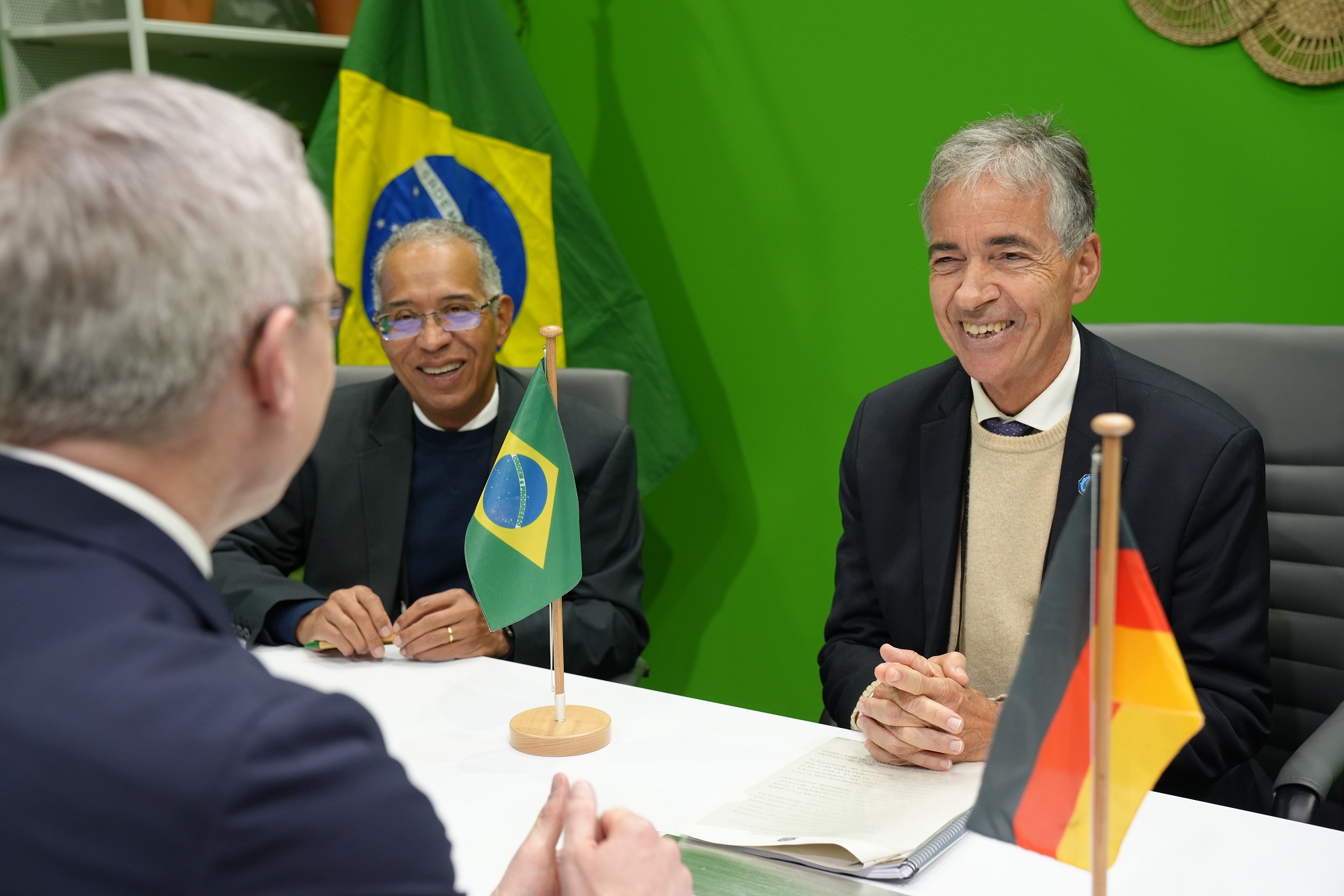 Karsten Wildberger nutzte die Gelegenheit, um sich mit Messe-Partnerland Brasilien, vertreten durch Vizeminister Luis Fernandes, auszutauschen. 