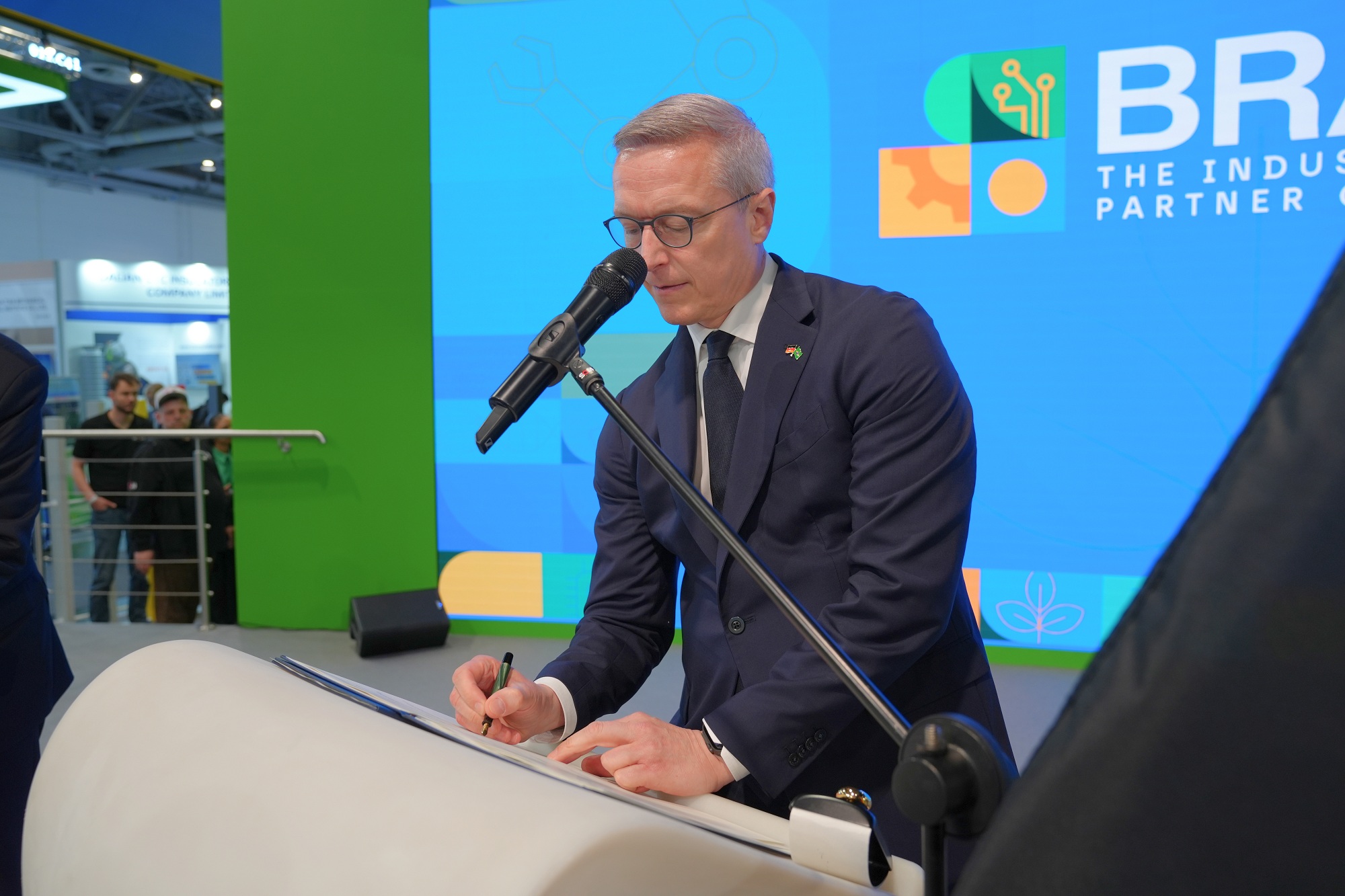 Dr. Wildberger beim unterzeichnen eines gemeinsamen Abkommens.