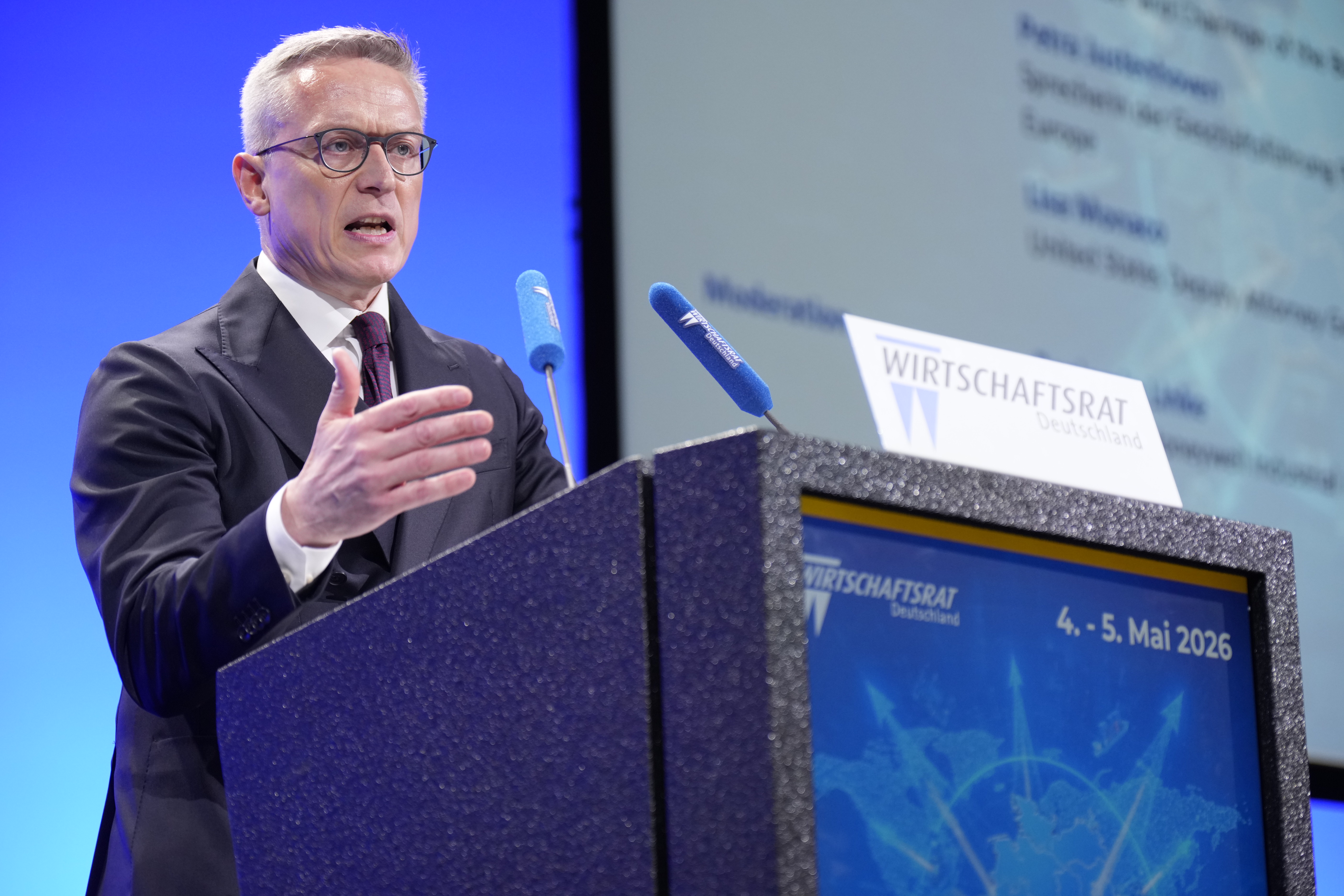 Dr. Karsten Wildberger am Rednerpult beim Wirtschaftsrat