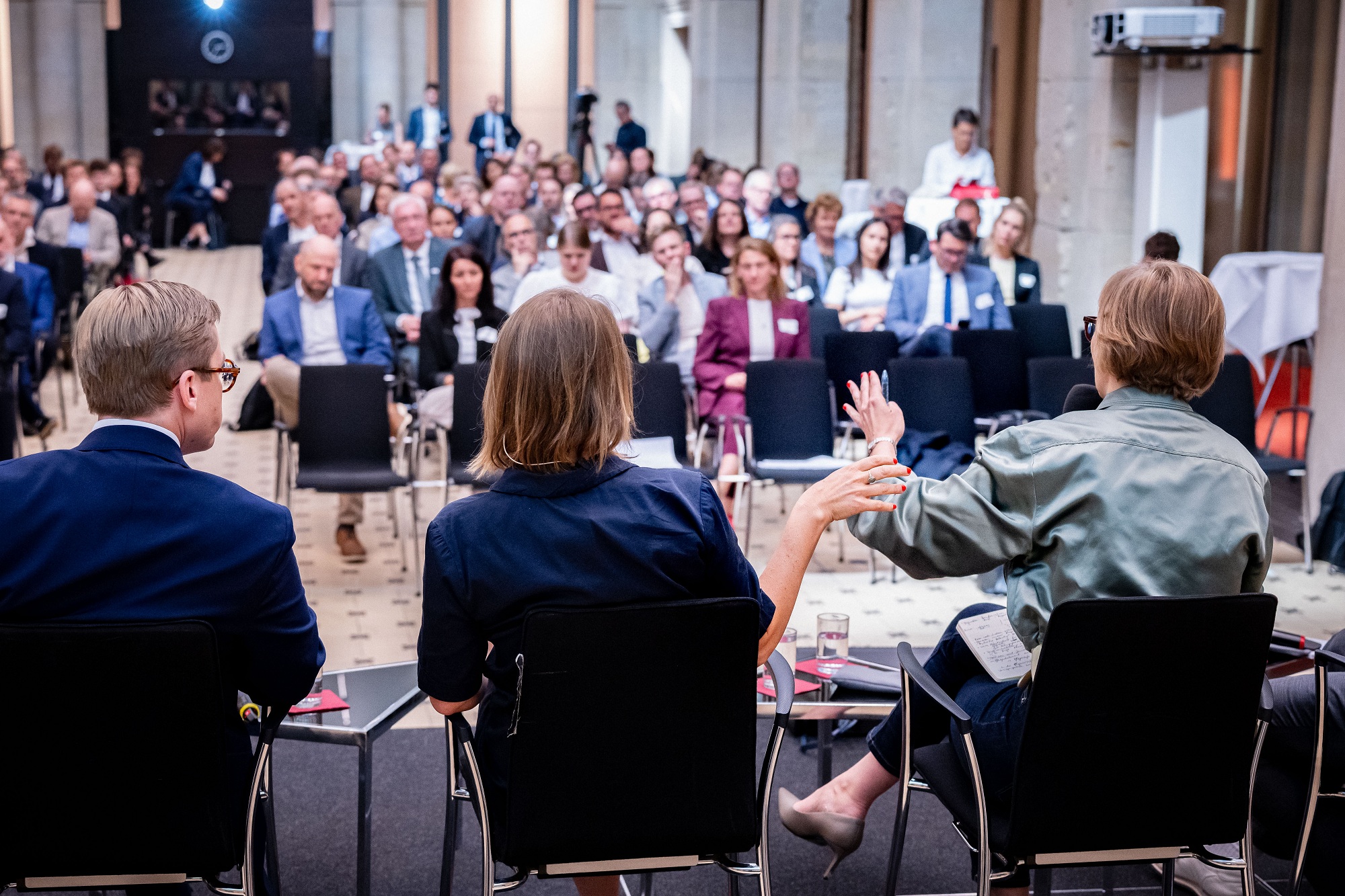 Blick von den Teilnehmenden der Paneldiskussion ins Publikum