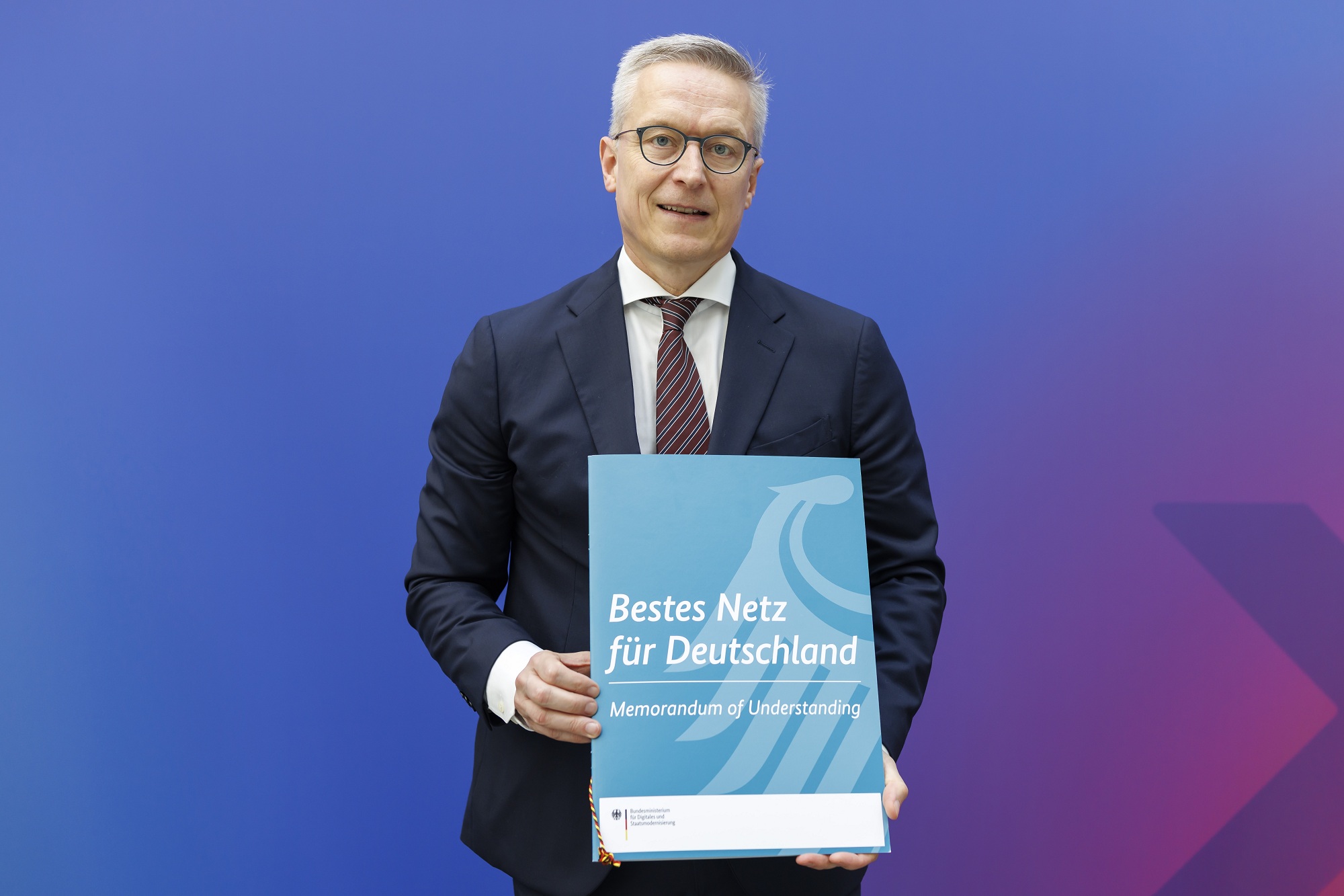 Dr. Karsten Wildberger präsentiert das Memorandum of Understanding „Bestes Netz für Deutschland“.