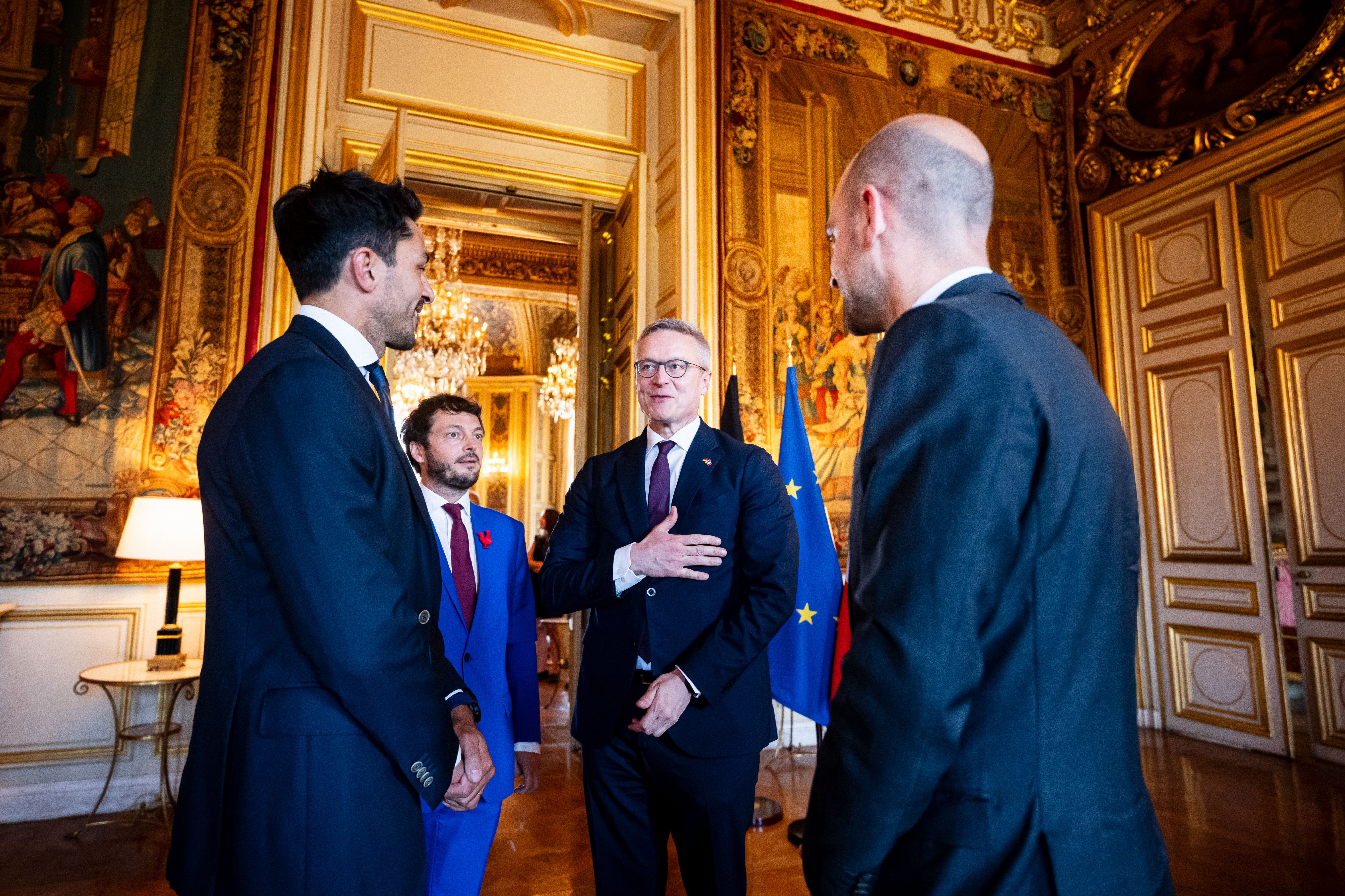 Digitalminister Wildberger im Gespräch mit mehreren Personen im französischen Außenministerium