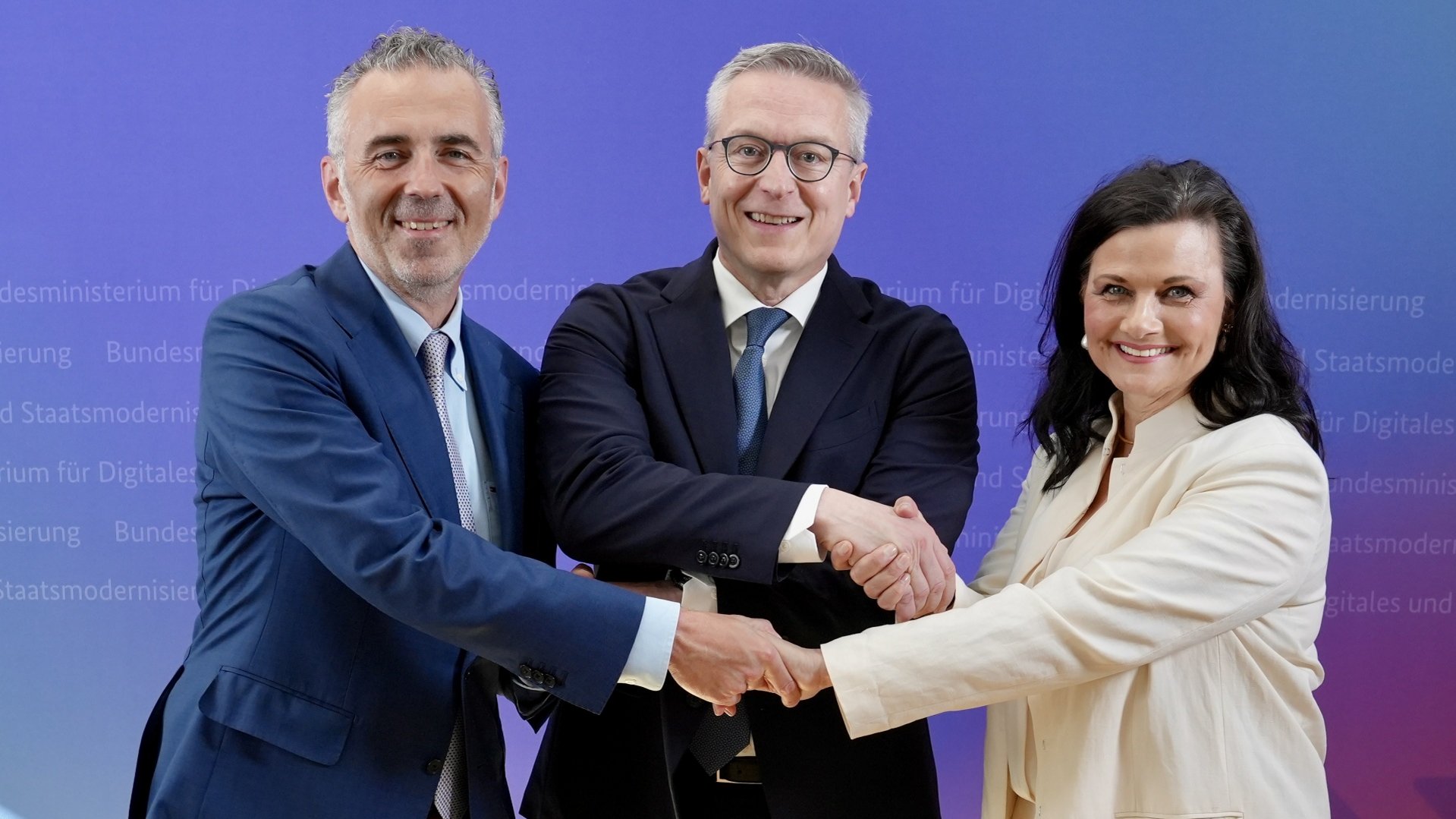 Thomas Jarzombek, Karsten Wildberger und Gitta Connemann stehen nebeneinander und reichen sich die Hände.
