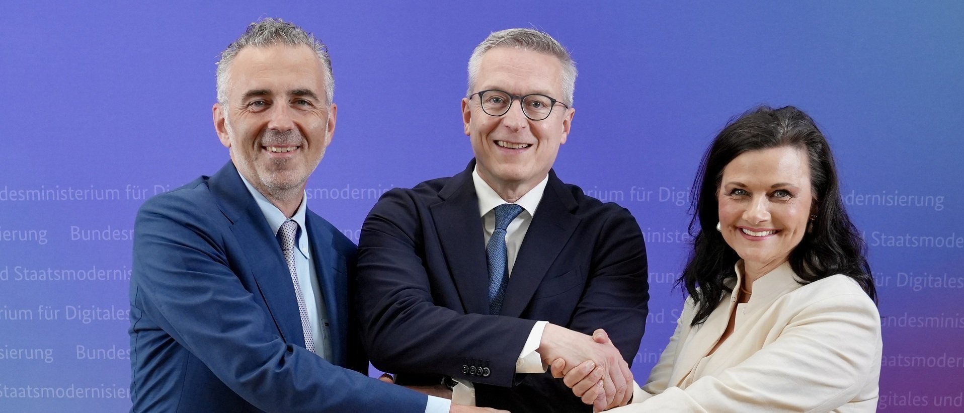 Thomas Jarzombek, Karsten Wildberger und Gitta Connemann stehen nebeneinander und reichen sich die Hände.