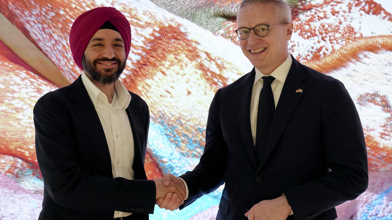 Bundesdigitalminister Dr. Karsten Wildberger gibt Pushmeet Kohli die Hand