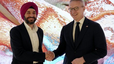 Bundesdigitalminister Dr. Karsten Wildberger gibt Pushmeet Kohli die Hand