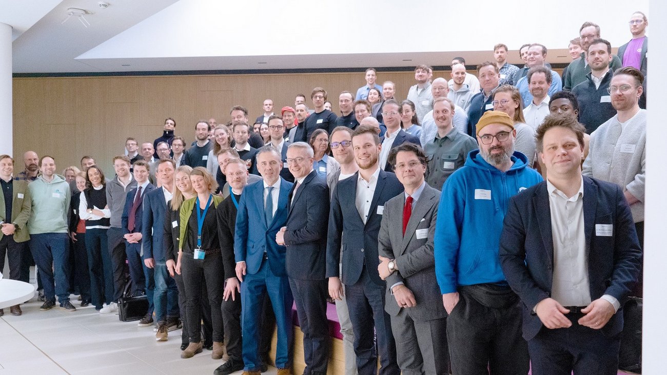 Gruppenfoto mit Karsten Wildberger, Thomas Jazombek und den Teilnehmern und Teilnehmerinnen zum Auftakt des Agentic AI Hub