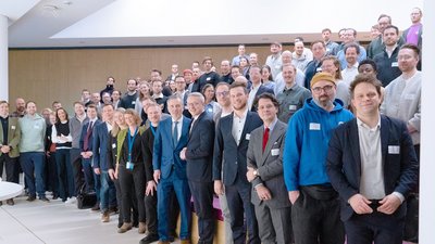 Gruppenfoto mit Karsten Wildberger, Thomas Jazombek und den Teilnehmern und Teilnehmerinnen zum Auftakt des Agentic AI Hub
