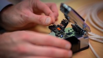 Vor dem Spleißen muss die Glasfaser fachgerecht gebrochen werden