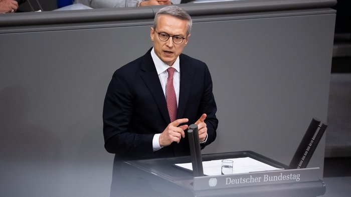 Bundesdigitalminister Dr. Wildberger hält eine Rede vor dem Bundestag.