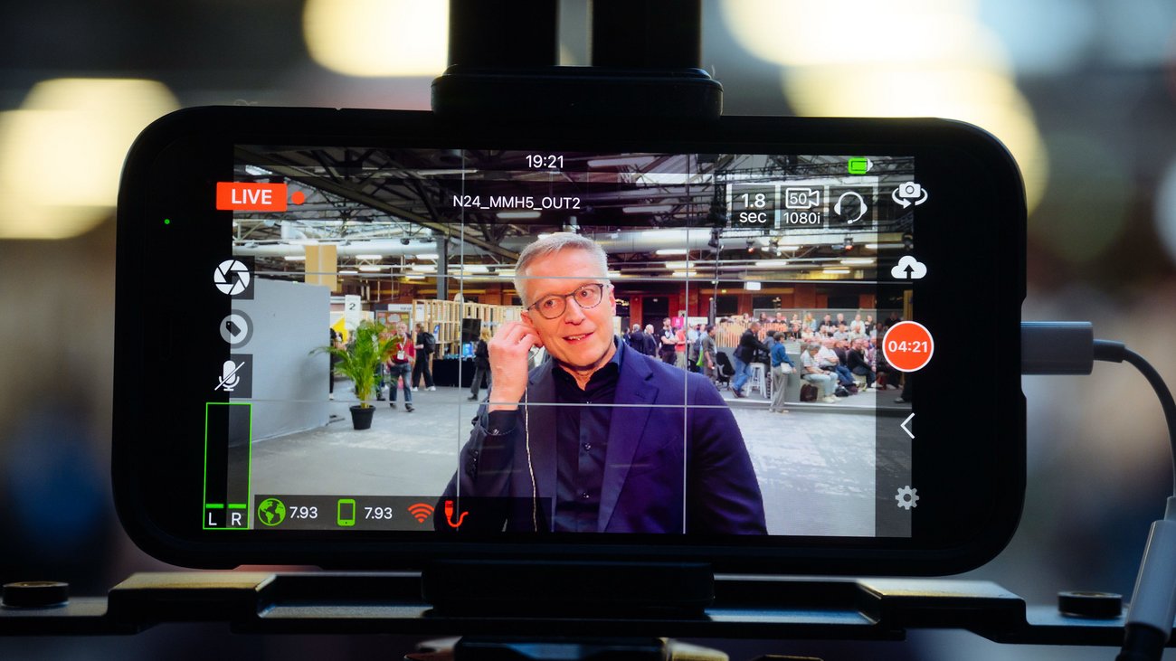 Nahmaufnahme einer Videokamera, die Digitalminister Wildberger aufnimmt. 