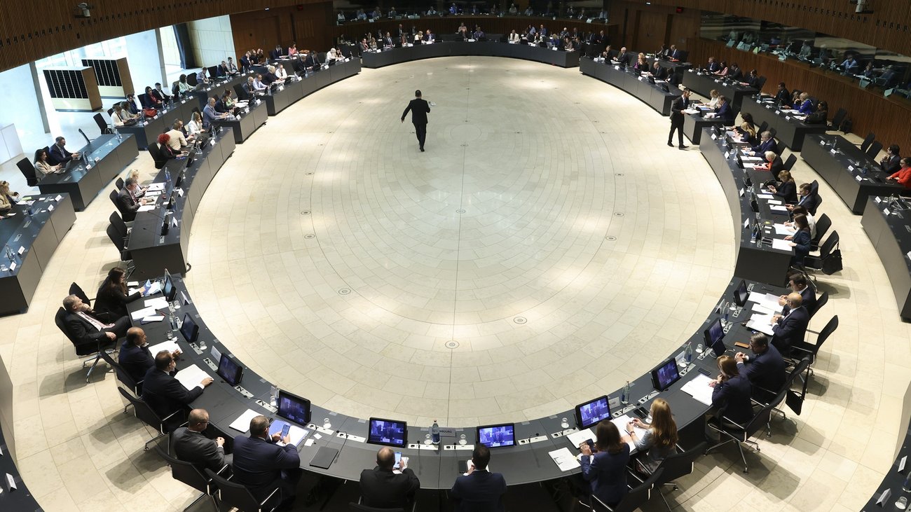 Ein Blick von oben auf den Sitzungssaal des EU-Rats für Telekommunikation.