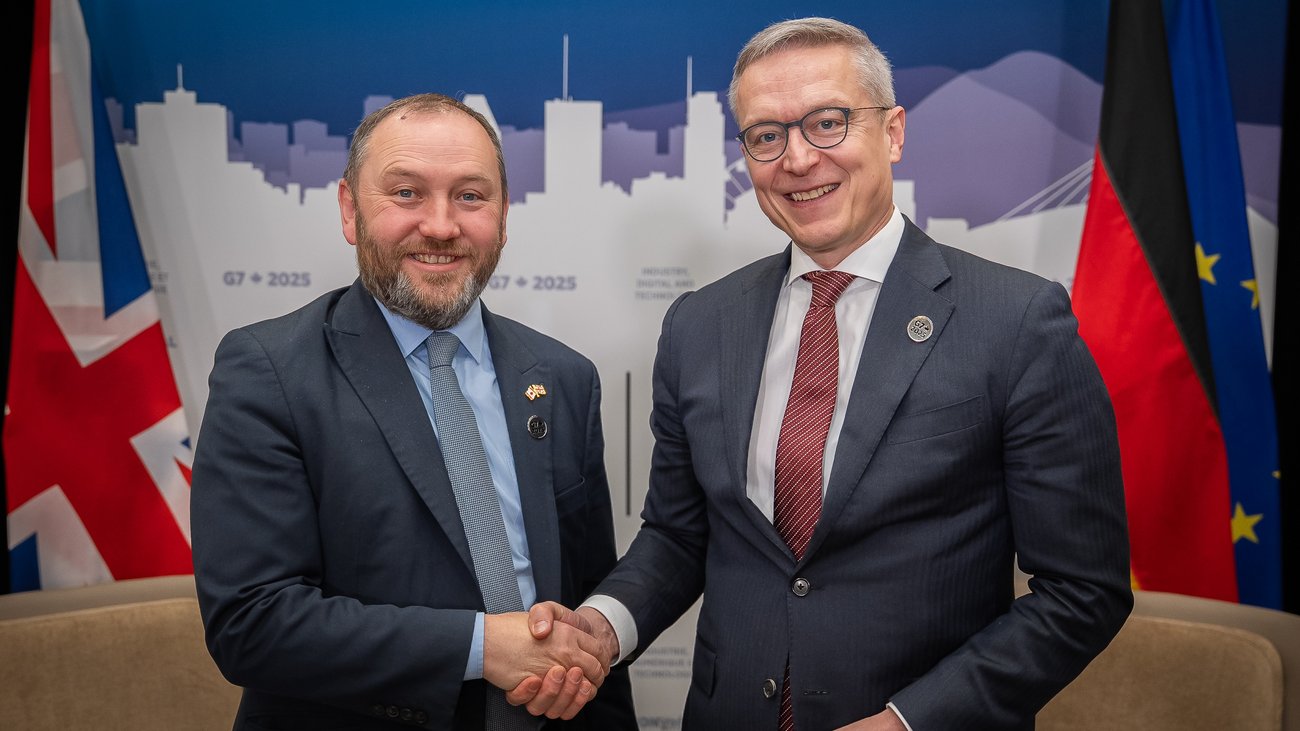 Ian Murray und Karsten Wildberger geben sich die Hand