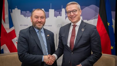 Ian Murray und Karsten Wildberger geben sich die Hand