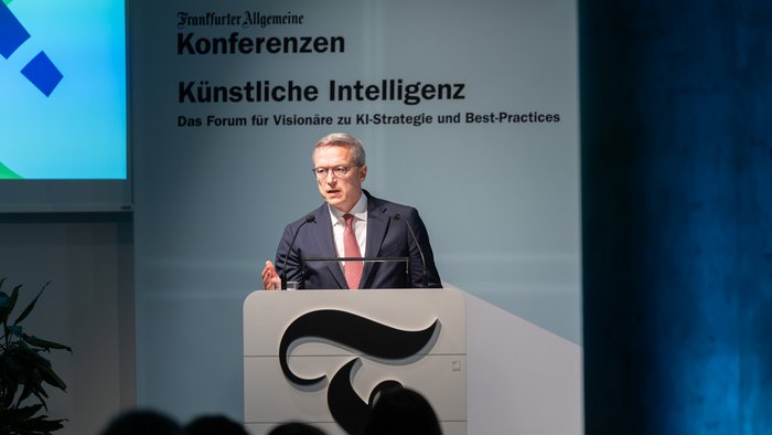Dr. Karsten Wildberger hält eine Rede.
