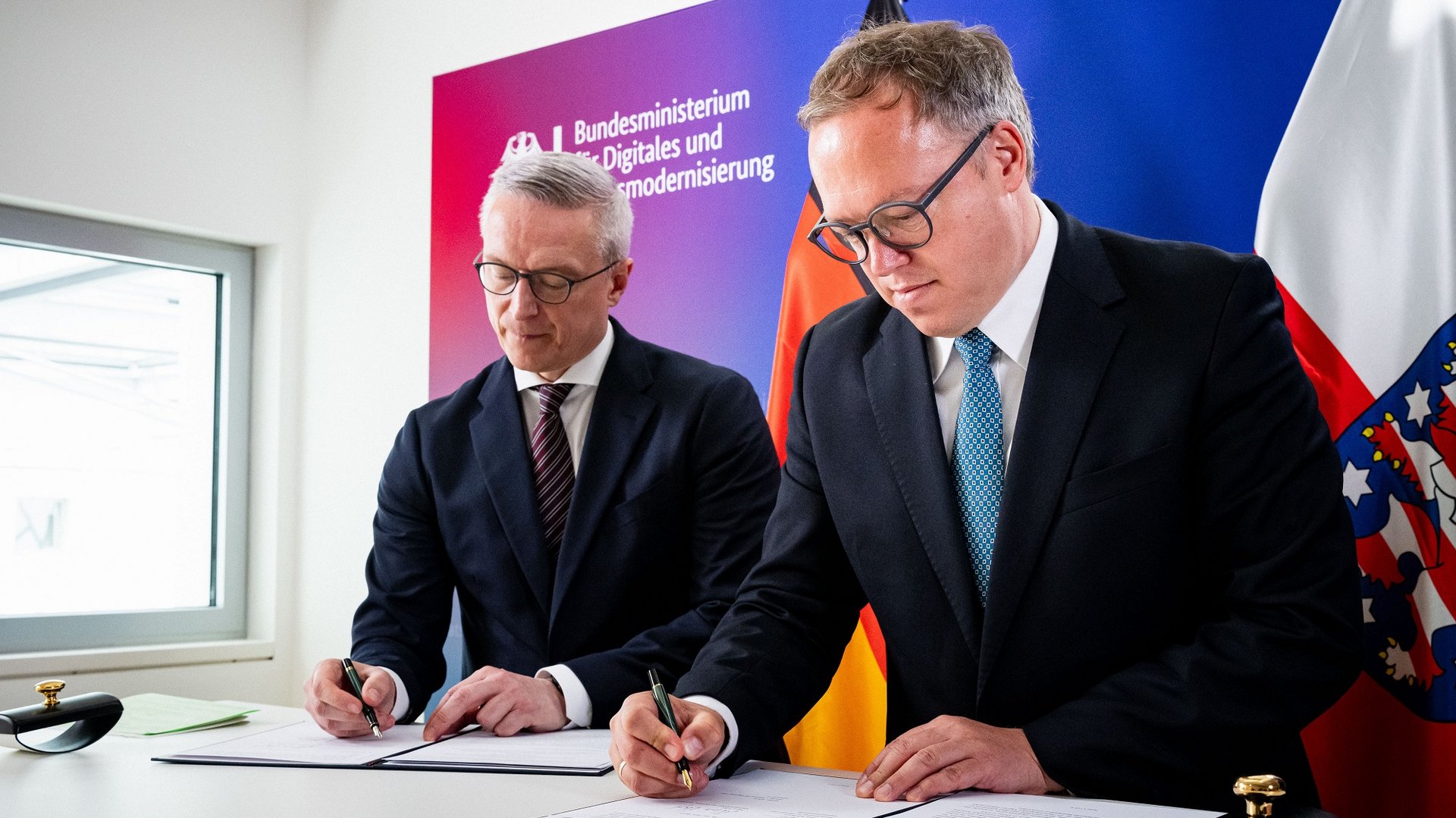 Karsten Wildberger und Mario Voigt unterzeichnen eine Verwaltungsvereinbarung.