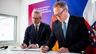 Karsten Wildberger und Mario Voigt unterzeichnen eine Verwaltungsvereinbarung.