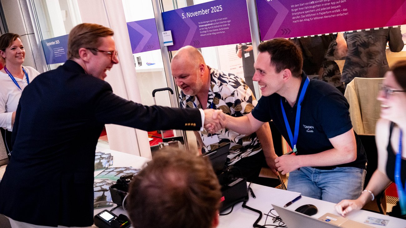 Begrüßungsszene am Stand des mobilen Bürgeramts: Shakehands mit Philipp Amthor. 