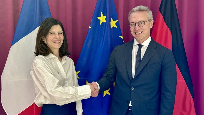 Dr. Karsten Wildberger schüttelt der französischen Digitalministerin Clara Chappaz die Hand.