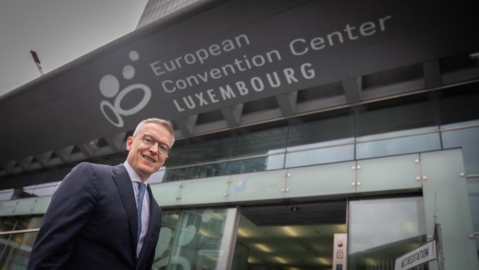 Dr. Karsten Wildberger steht am Eingang des European Convention Center Luxemburg.
