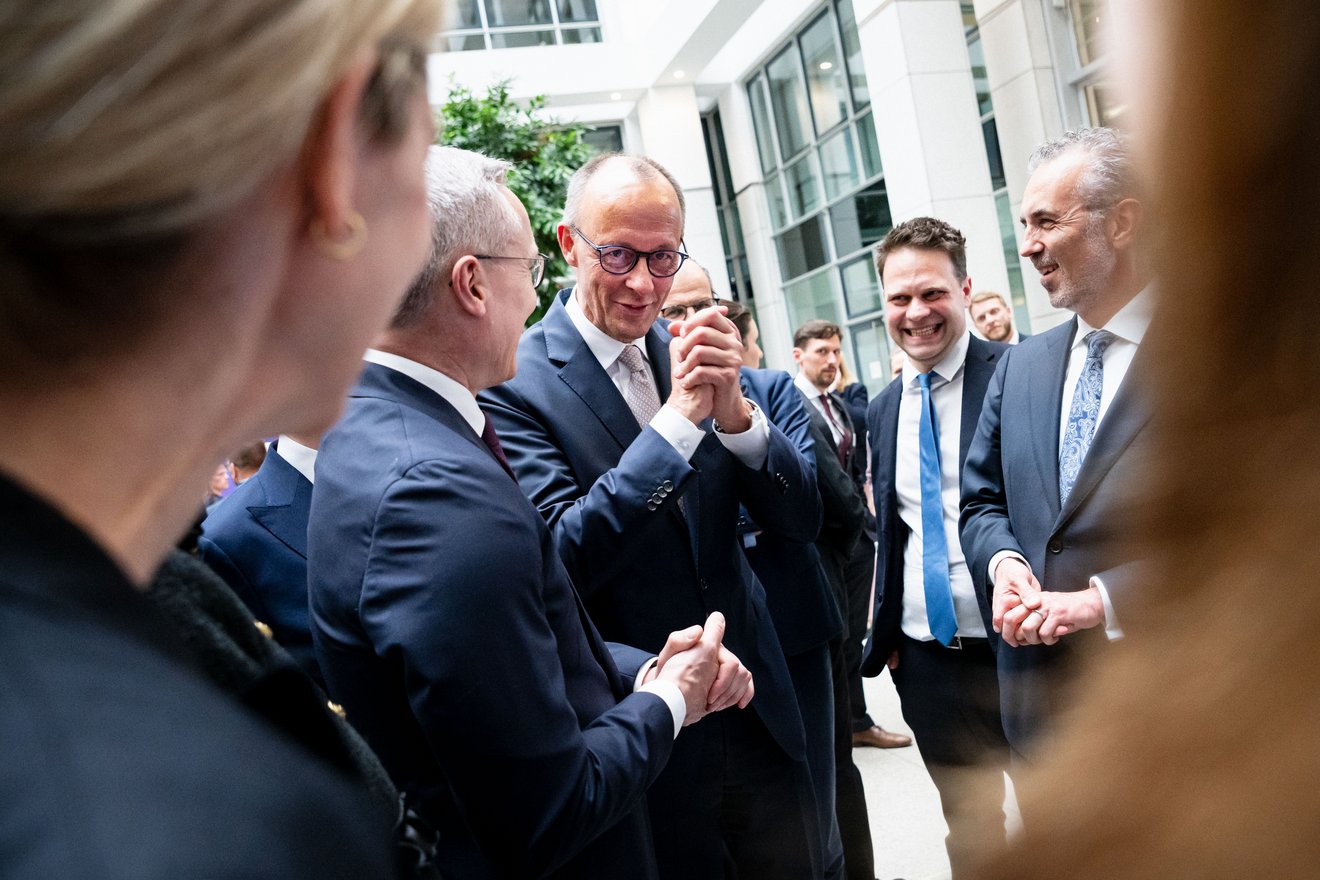 Karsten Wildberger, Friedrich Merz, Thomas Jarzombek und weitere Personen stehen als Gruppe zusammen.