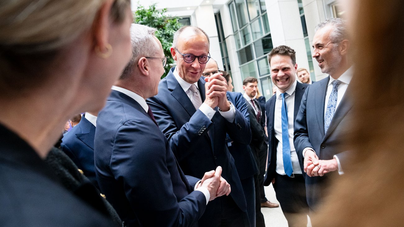 Karsten Wildberger, Friedrich Merz, Thomas Jarzombek und weitere Personen stehen als Gruppe zusammen.