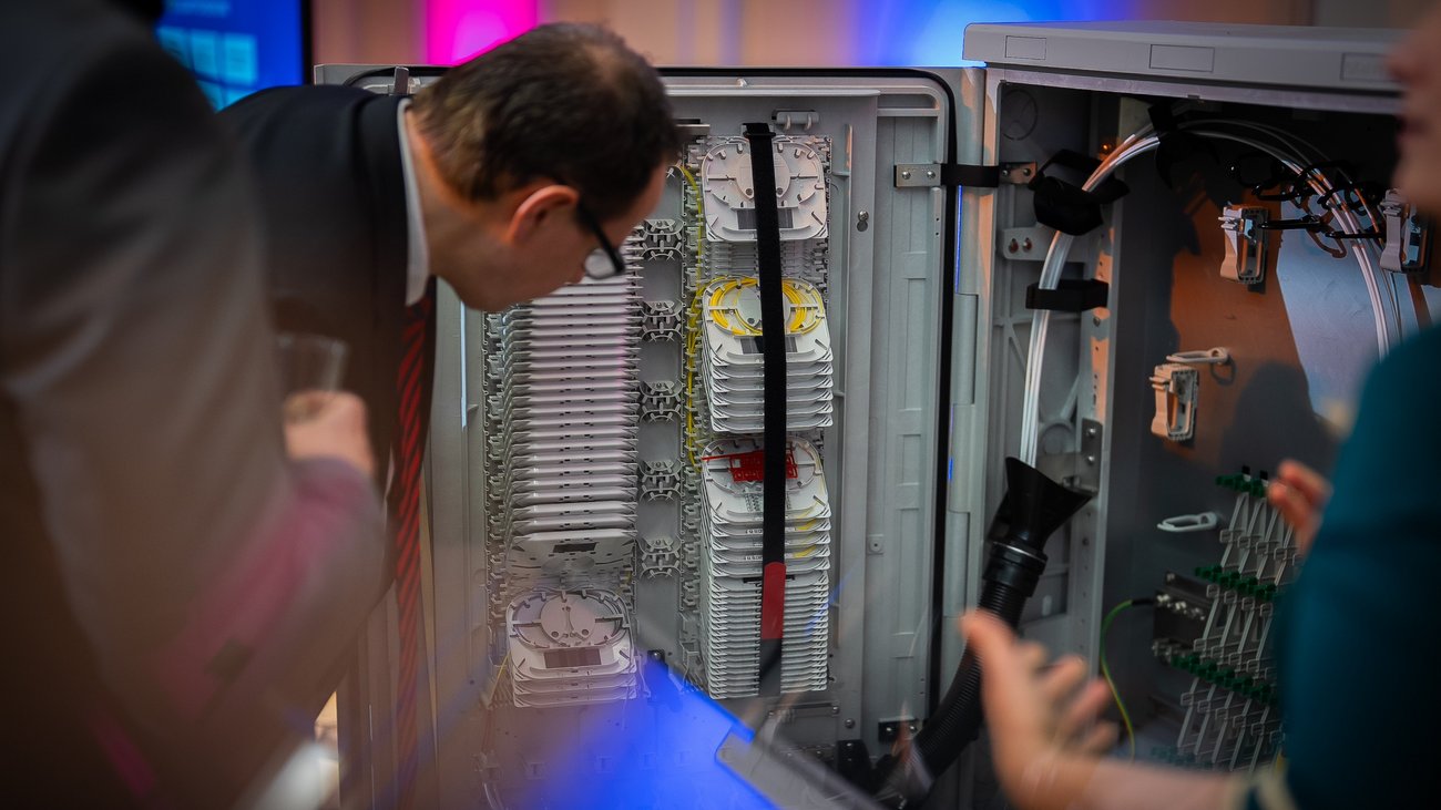 Glasfasertechnik zum Anfassen: ein sogenannter Netzverteiler (NVt)