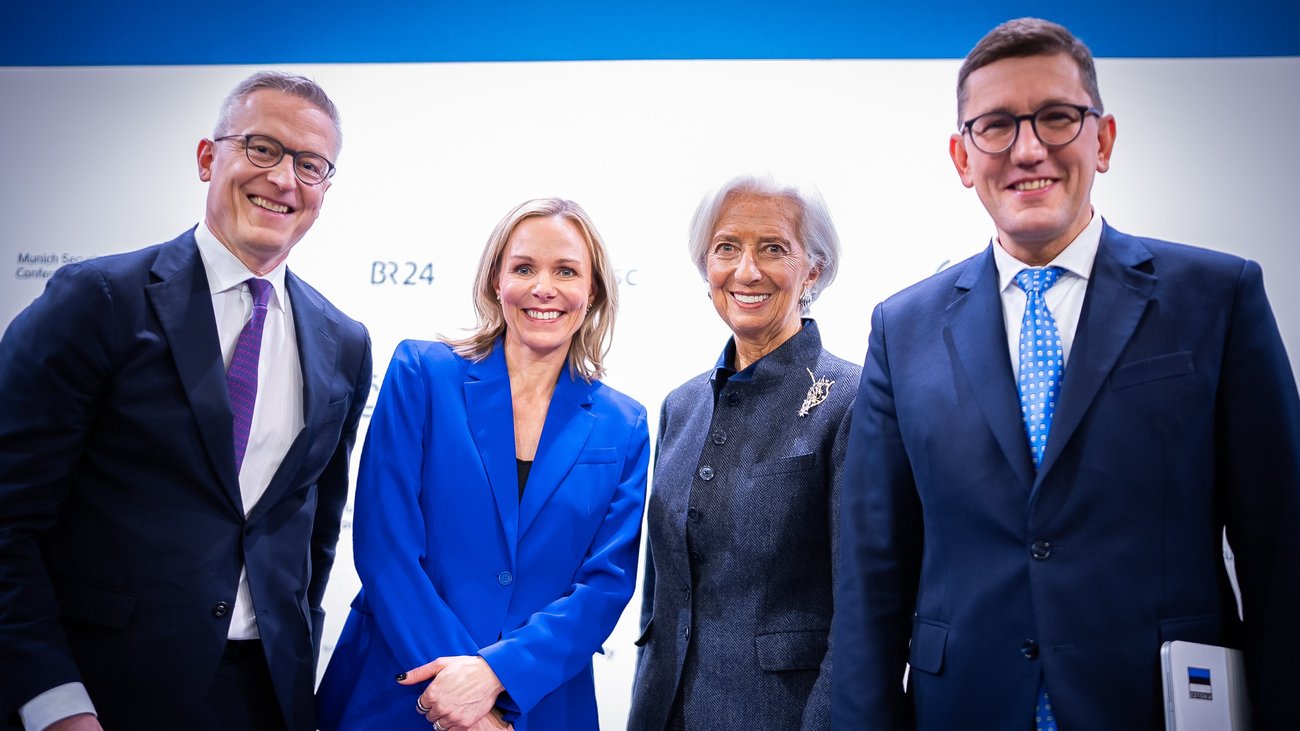 Gruppenbild der vier Panelteilnehmenden Von Links: Digitalminister Karsten Wildberger, Rechtswissenschaftlerin Anu Bradford, EZB-Präsidentin Christine Lagarde und Estlands Premierminister Kristen Michal 