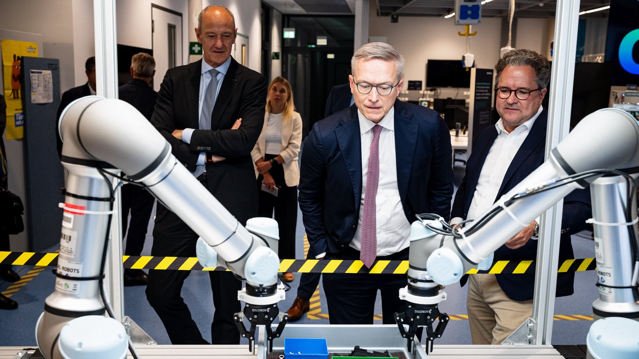 Karsten Wildberger nimmt an einem Showcase zu KI-basierter Robotik teil.