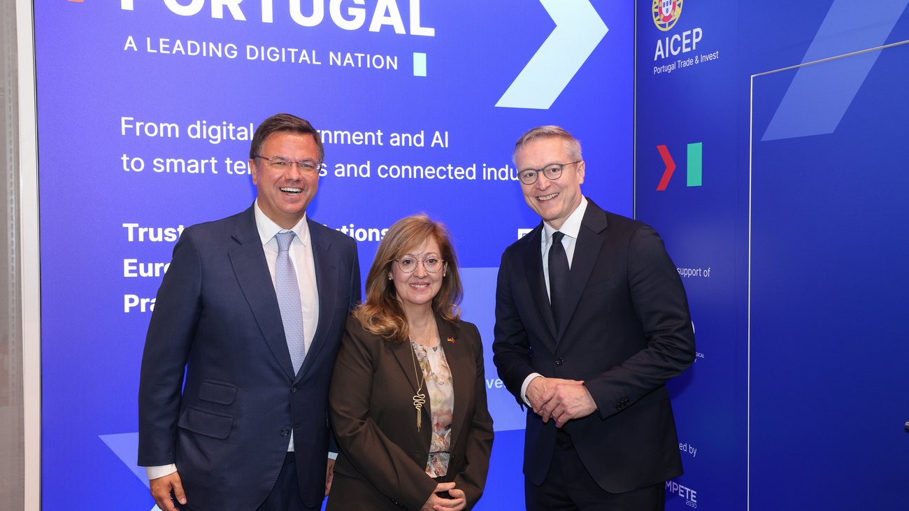 Gonçalo Saraiva Matias, eine Vertreterin der AICEP Portugal Trade & Invest und Karsten Wildberger an einem Messestand