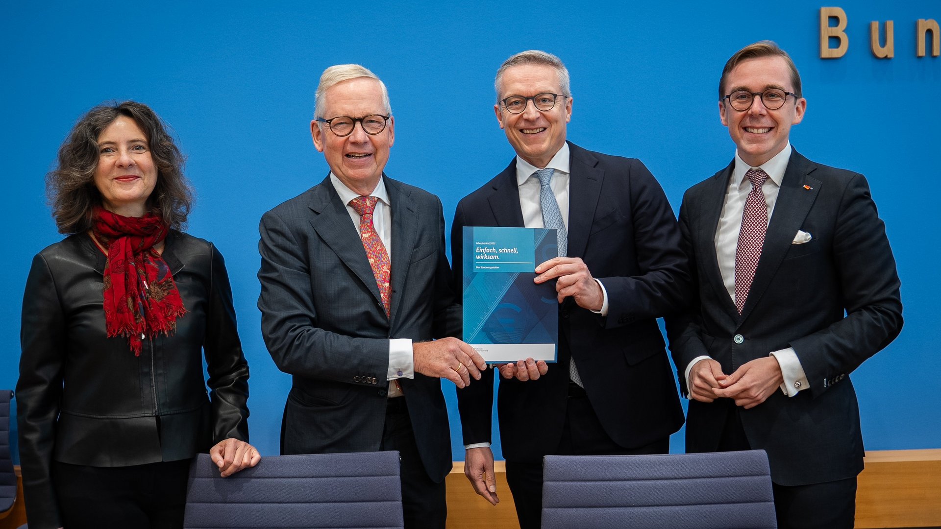 Gruppenfoto von Prof. Dr. Sabine Kuhlmann, stellv. Vorsitzende NKR, Lutz Goebel, Vorsitzender NKR, Philipp Amthor, Parlamentarischer Staatssekretär im BMDS und Minister Dr. Karsten Wildberger. 