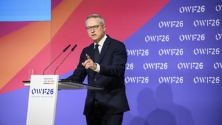 Karsten Wildberger steht an einem Rednerpult und hält eine Rede.