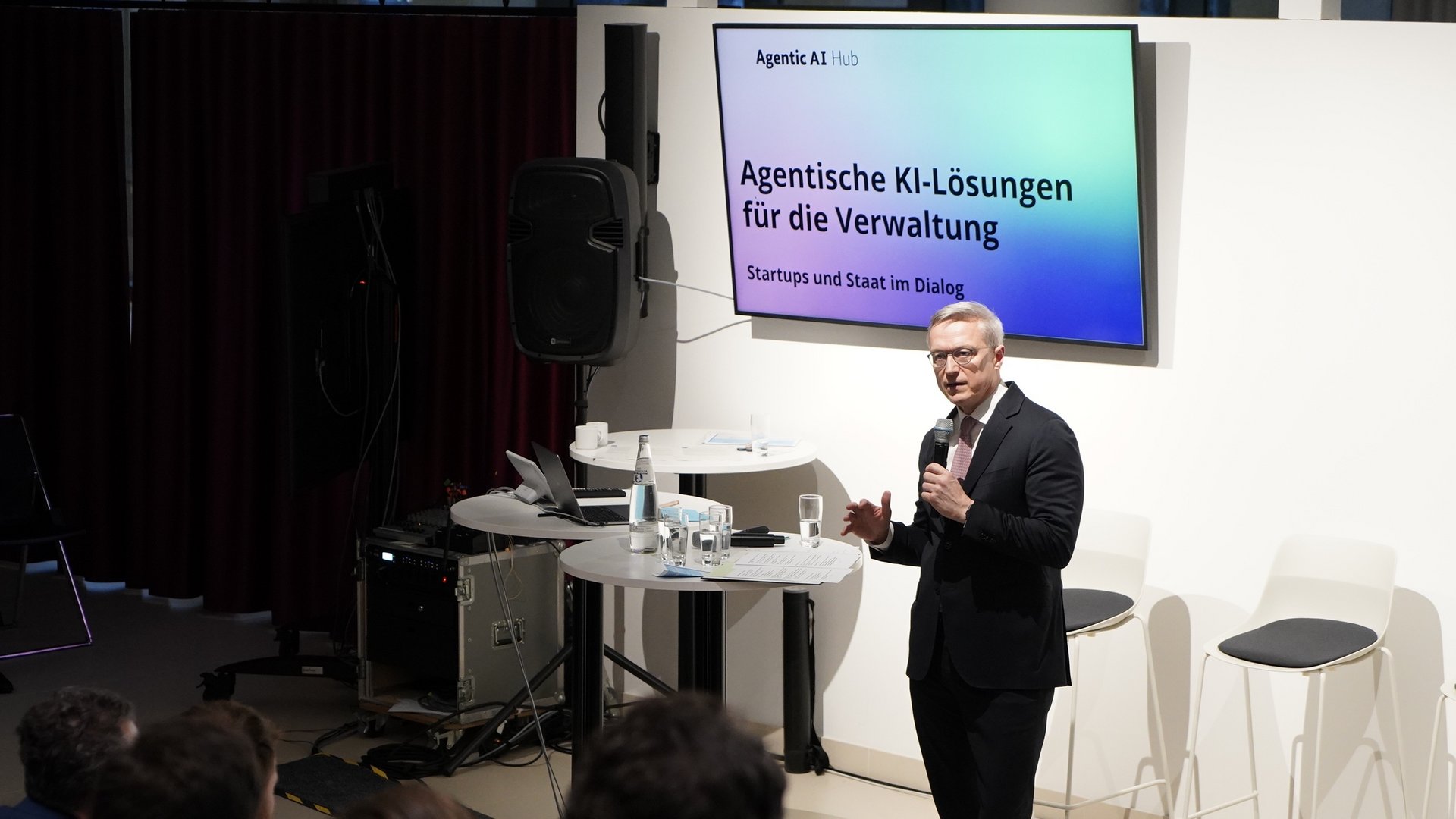 Dr. Karsten Wildberger am Rednerpult des Agentic AI Hub