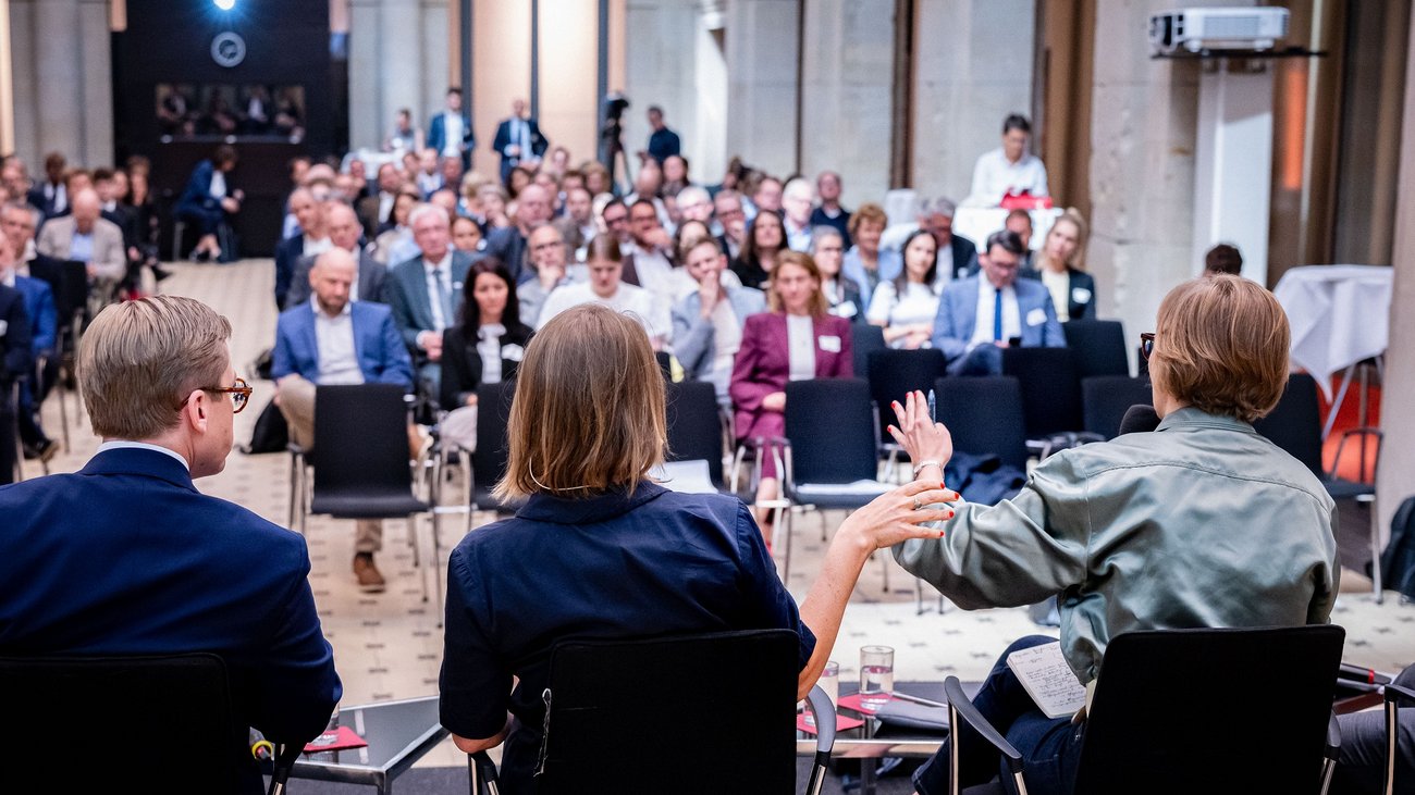 Blick von den Teilnehmenden der Paneldiskussion ins Publikum