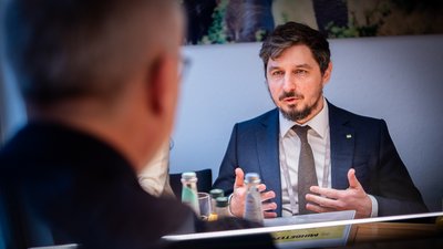 Oleg Shymanskyi und Wildberger beim bilateralen Gespräch. Widlberger sieht man von hinten, Oleg Shymanskyi frontal. 