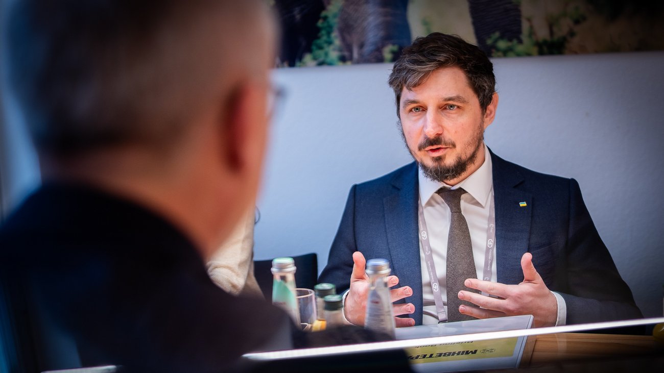 Oleg Shymanskyi und Wildberger beim bilateralen Gespräch. Widlberger sieht man von hinten, Oleg Shymanskyi frontal. 