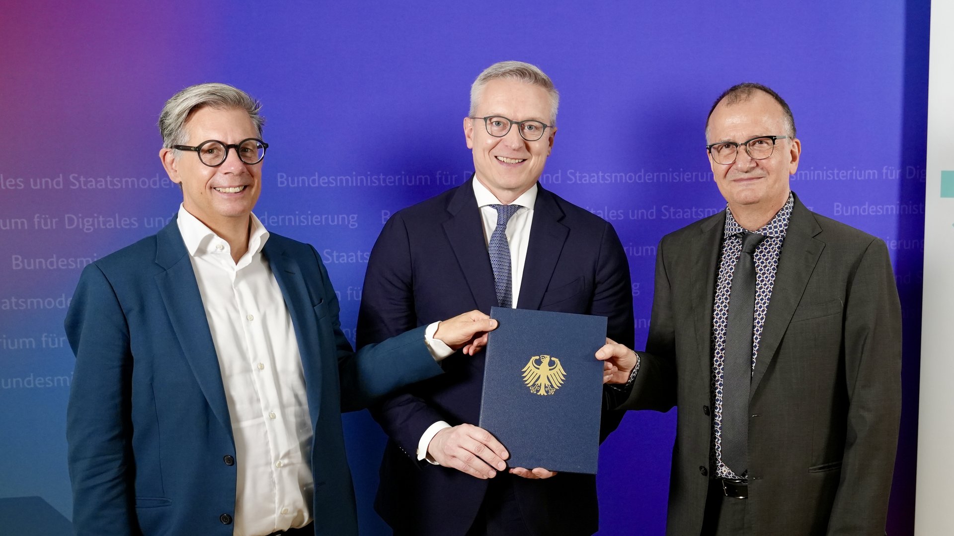 Bundesminister Dr. Karsten Wildberger übergibt den Förderbescheid