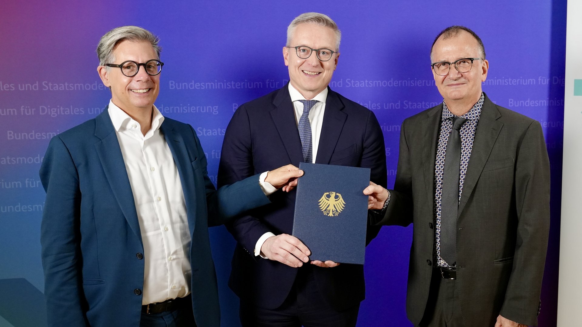 Bundesminister Dr. Karsten Wildberger übergibt den Förderbescheid