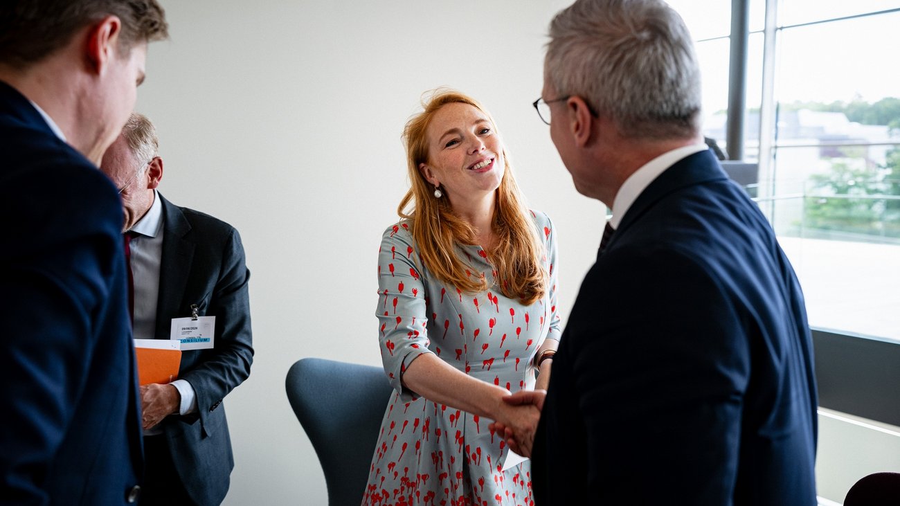 Karsten Wildberger begrüßt die niederländischen Ministerin Willemijn Aerdts.