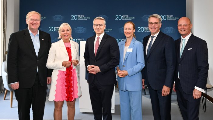Von Links: Stefan Hartung (Vorsitzender der Geschäftsführung der Robert Bosch GmbH), Prof. Dr. Kristina Sinemus (Digitalministerin Hessen), Dr. Karsten Wildberger (Bundesdigitalminister), Prof. Dr. Claudia Peus (Vizepräsidentin der TU München), Alexander Birken (Aufsichtsratsvorsitzender Otto Group) und Sven Korndörffer (Vorstand der Wertekommission) 